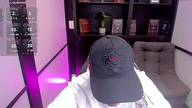 Snapshot of IsaacBlack_ chatting on 10-28-25, 09:13 IsaacBlack online show from 10-28-25, 09:13