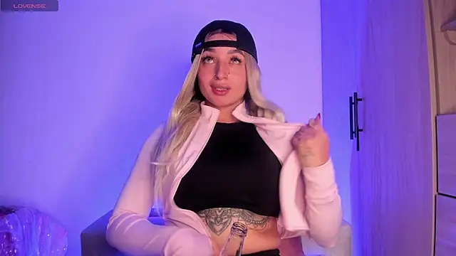 Snapshot of scarlett_Collinss chatting on 10-05-25, 02:32 scarlett Collinss online show from 10-05-25, 02:32