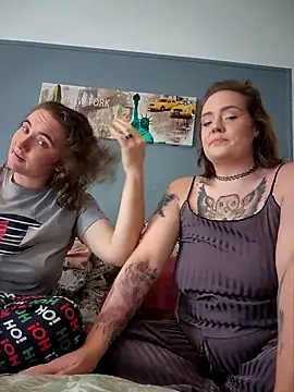 Snapshot of AndHerXO chatting on 12-15-25, 01:59 AndHerXO online show from 12-15-25, 01:59