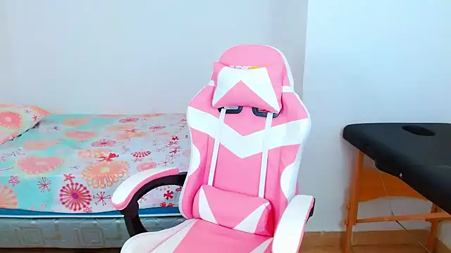 Snapshot of kamilla_evans chatting on 11-11-25, 10:43 kamilla evans online show from 11-11-25, 10:43