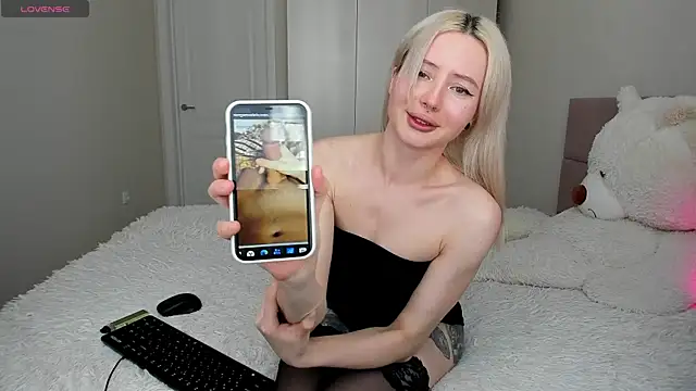 Lilly lllll online show from 04-27-26, 10:24