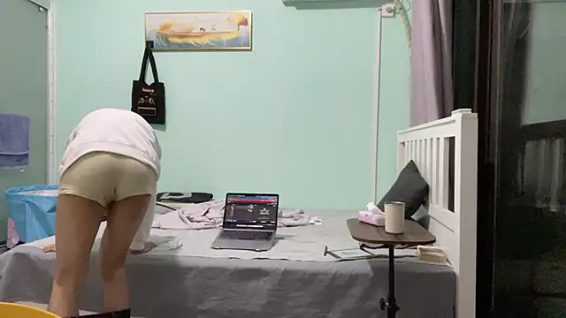 Snapshot of cily chatting on 12-18-25, 11:27 cily online show from 12-18-25, 11:27