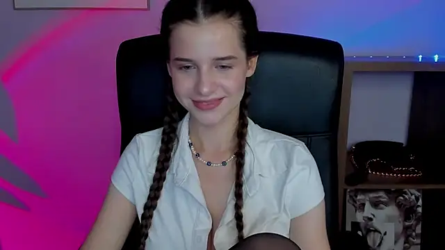 Snapshot of LuxMaya chatting on 09-17-25, 05:42 LuxMaya online show from 09-17-25, 05:42