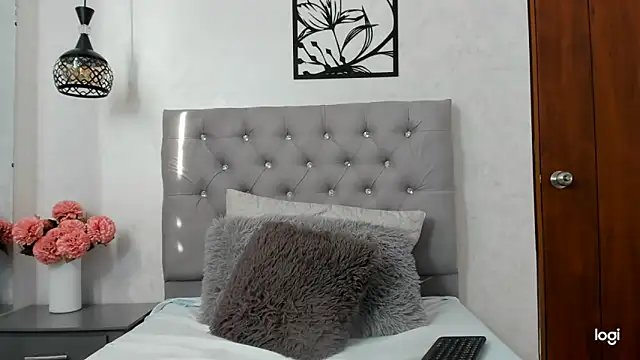 Snapshot of Emiily_cooper_x chatting on 10-02-25, 01:29 Emiily cooper x online show from 10-02-25, 01:29