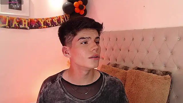 Snapshot of Dulcey_ chatting on 10-17-25, 04:04 Dulcey online show from 10-17-25, 04:04