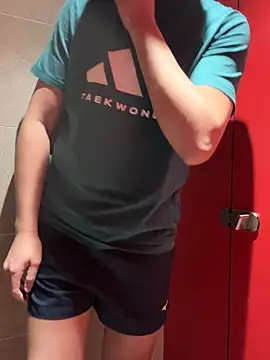 Snapshot of kirkcantop chatting on 02-10-26, 11:58 kirkcantop online show from 02-10-26, 11:58