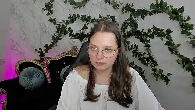 Snapshot of SophieDreamss chatting on 09-24-25, 12:52 SophieDreamss online show from 09-24-25, 12:52