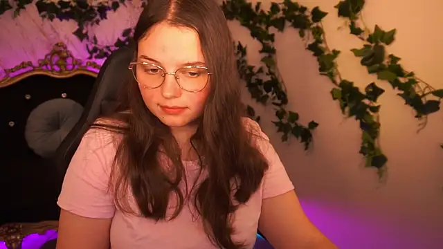 Snapshot of SophieDreamss chatting on 10-22-25, 01:44 SophieDreamss online show from 10-22-25, 01:44