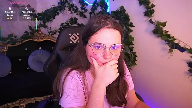 Snapshot of SophieDreamss chatting on 11-14-25, 02:38 SophieDreamss online show from 11-14-25, 02:38