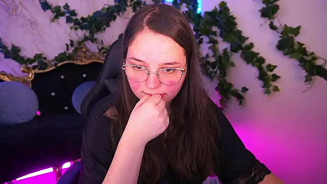 Snapshot of SophieDreamss chatting on 11-24-25, 02:39 SophieDreamss online show from 11-24-25, 02:39