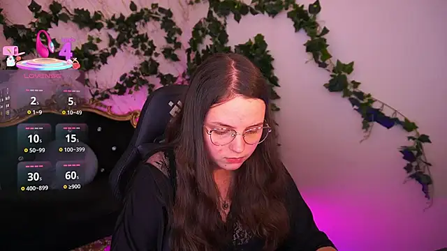 Snapshot of SophieDreamss chatting on 12-14-25, 11:09 SophieDreamss online show from 12-14-25, 11:09