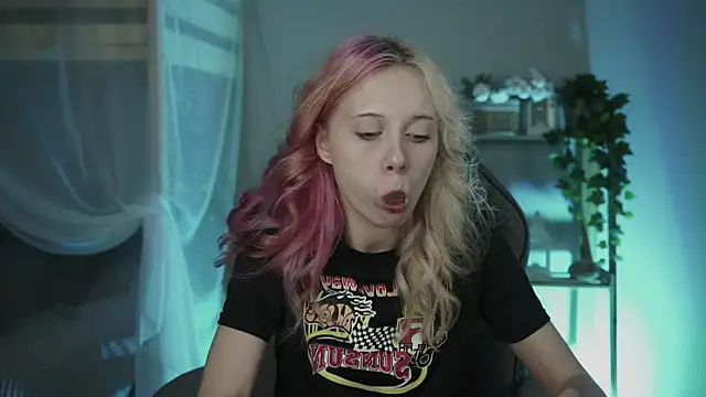 Snapshot of SakuraBliss chatting on 10-22-25, 03:34 SakuraBliss online show from 10-22-25, 03:34