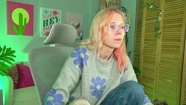 Snapshot of SakuraBliss chatting on 11-04-25, 05:01 SakuraBliss online show from 11-04-25, 05:01