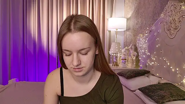 Lucy Shaw online show from 11-22-25, 06:34