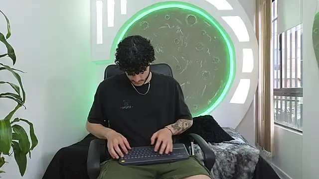 Snapshot of Rafael_Mendezz chatting on 10-17-25, 09:28 Rafael Mendezz online show from 10-17-25, 09:28