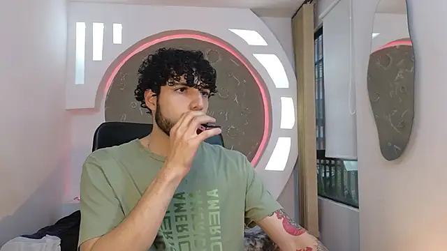 Snapshot of Rafael_Mendezz chatting on 10-22-25, 08:30 Rafael Mendezz online show from 10-22-25, 08:30