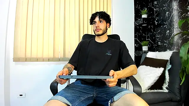 Snapshot of Rafael_Mendezz chatting on 11-07-25, 09:04 Rafael Mendezz online show from 11-07-25, 09:04