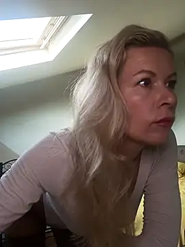 Julia Giulia online show from 10-25-25, 04:53