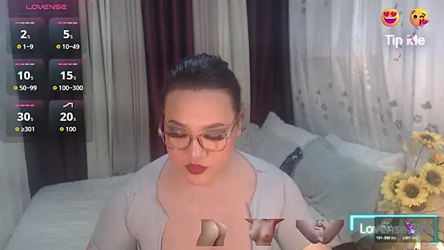 Snapshot of Hotcum_ella chatting on 02-16-26, 12:40 Hotcum ella online show from 02-16-26, 12:40