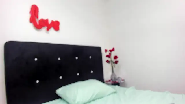 Snapshot of RoxanaBorns_ chatting on 02-15-26, 04:31 RoxanaBorns online show from 02-15-26, 04:31