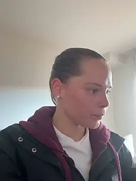 Snapshot of Wildmaca chatting on 12-17-25, 02:56 Wildmaca online show from 12-17-25, 02:56