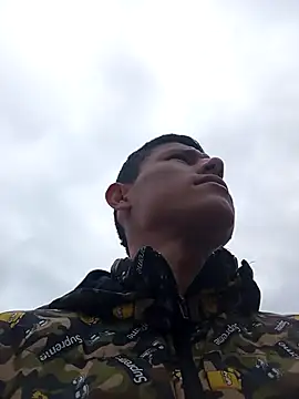 Snapshot of pajarics chatting on 09-12-25, 01:33 pajarics online show from 09-12-25, 01:33