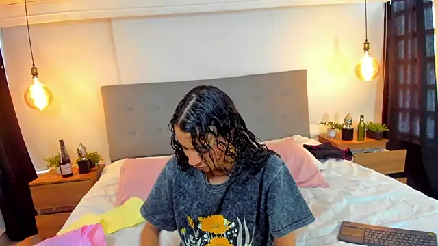 Snapshot of Luna_Claire chatting on 10-27-25, 01:04 Luna Claire online show from 10-27-25, 01:04