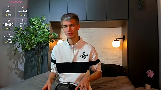 Snapshot of nicktorn chatting on 10-19-25, 12:06 nicktorn online show from 10-19-25, 12:06