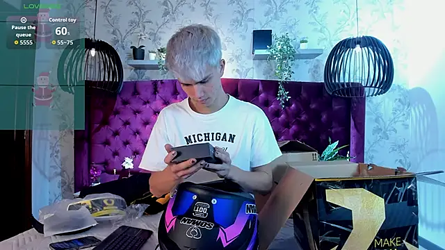 Snapshot of nicktorn chatting on 12-04-25, 12:47 nicktorn online show from 12-04-25, 12:47