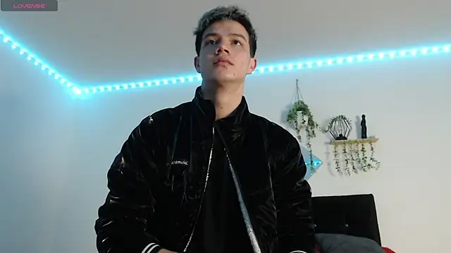Snapshot of nicktorn chatting on 05-19-26, 02:12 nicktorn online show from 05-19-26, 02:12