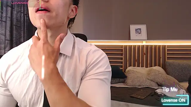 Snapshot of PaulEvens chatting on 02-10-26, 01:04 PaulEvens online show from 02-10-26, 01:04