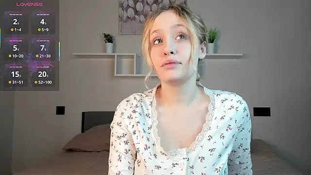 Snapshot of Julliakoill chatting on 10-30-25, 04:47 Julliakoill online show from 10-30-25, 04:47