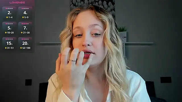 Snapshot of Julliakoill chatting on 12-02-25, 06:30 Julliakoill online show from 12-02-25, 06:30