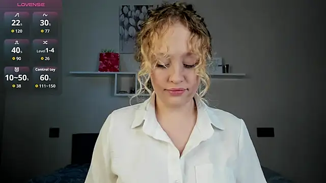 Snapshot of Julliakoill chatting on 12-14-25, 08:41 Julliakoill online show from 12-14-25, 08:41