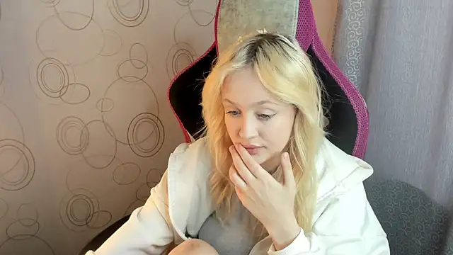 Snapshot of Julliakoill chatting on 02-07-26, 10:19 Julliakoill online show from 02-07-26, 10:19