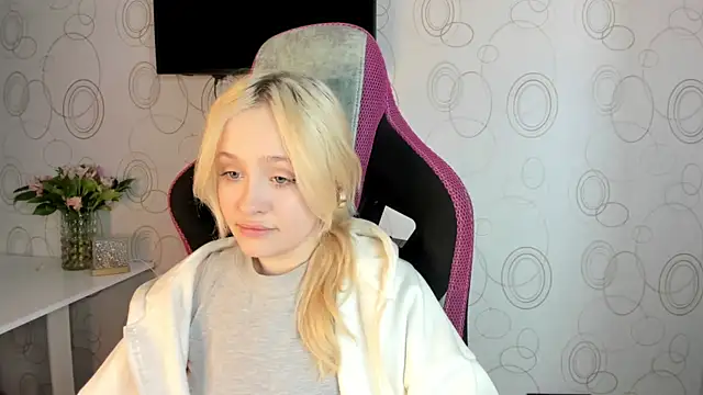 Snapshot of Julliakoill chatting on 02-15-26, 10:36 Julliakoill online show from 02-15-26, 10:36