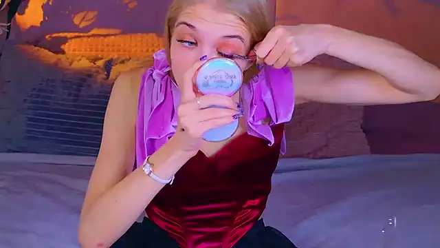 4example Chloe online show from 10-22-25, 10:37