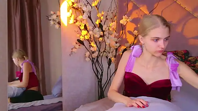 4example Chloe online show from 10-29-25, 11:01