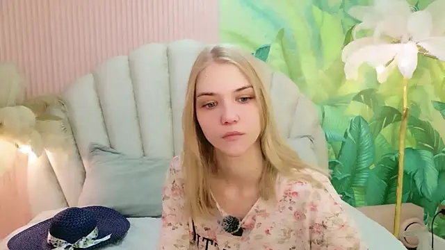 Snapshot of 4example_Chloe chatting on 06-21-26, 05:32 4example Chloe online show from 06-21-26, 05:32