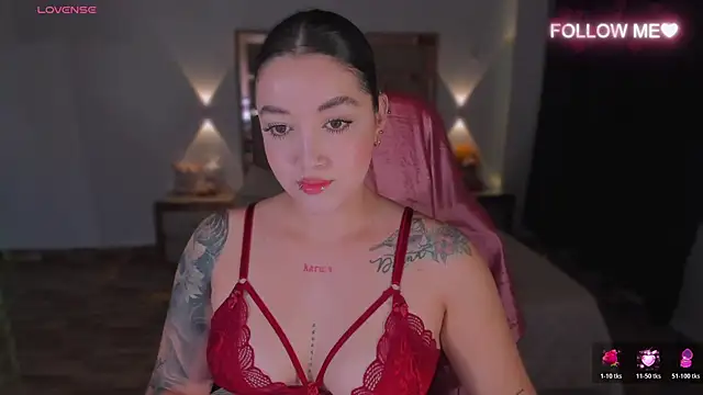 lunaarose online show from 11-27-25, 12:46