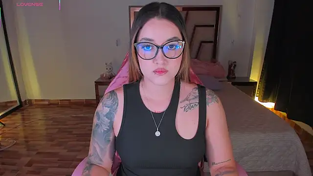 Snapshot of lunaarose chatting on 12-19-25, 02:29 lunaarose online show from 12-19-25, 02:29