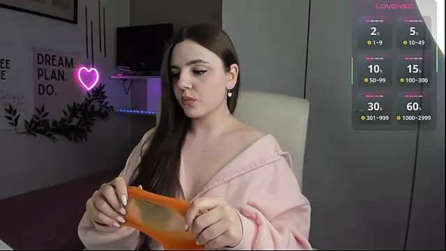 LiaWoow online show from 09-30-25, 02:44