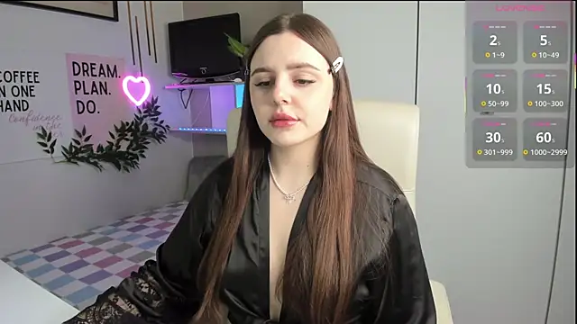 LiaWoow online show from 10-13-25, 01:44