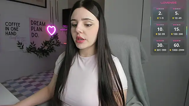 LiaWoow online show from 12-14-25, 02:44