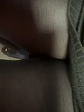 Snapshot of HiddenHoneyLDN chatting on 12-19-25, 10:44 HiddenHoneyLDN online show from 12-19-25, 10:44