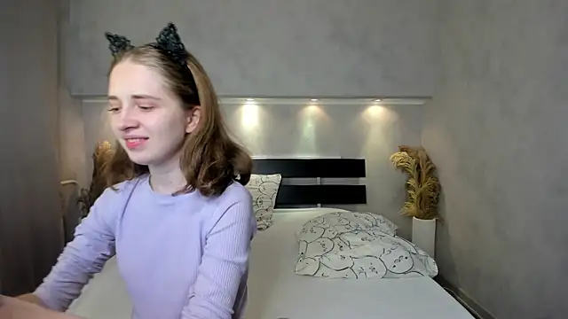 Camilla Kelly online show from 10-04-25, 01:03