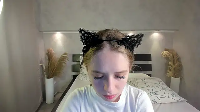 Camilla Kelly online show from 10-11-25, 01:05