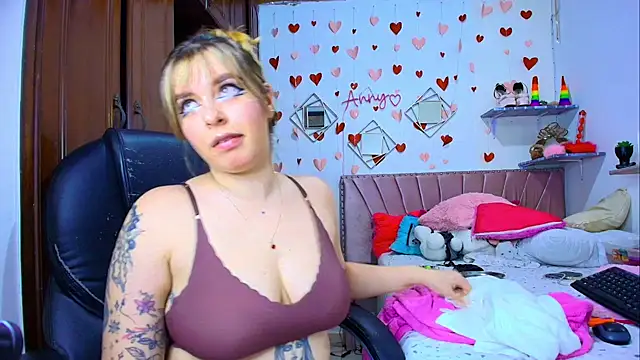 Anny Hurtado online show from 11-17-25, 05:24