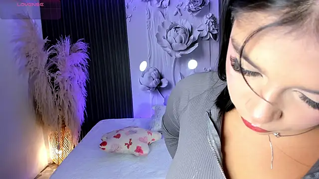 Snapshot of ShaniaDaniels chatting on 04-28-26, 10:37 ShaniaDaniels online show from 04-28-26, 10:37