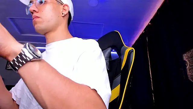 Snapshot of alexgiraldo__ chatting on 09-21-25, 01:46 alexgiraldo online show from 09-21-25, 01:46